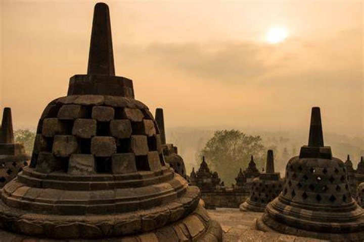 Simon Cowell's Journey To Indonesia: A Cultural Encounter